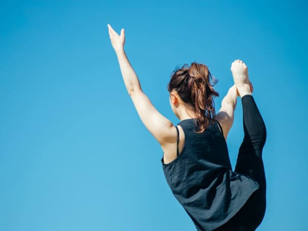 脚を上げる女性